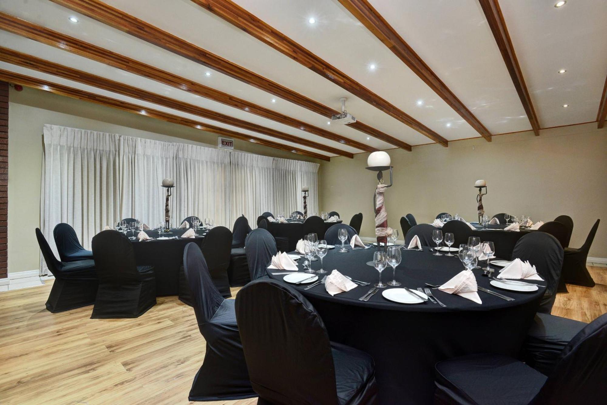 Protea Hotel by Marriott Mahikeng Mafikeng Bagian luar foto